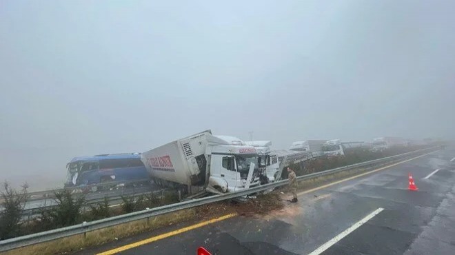 Yolcu otobüsü ile 2 TIR çarpıştı: Ölü ve yaralılar var