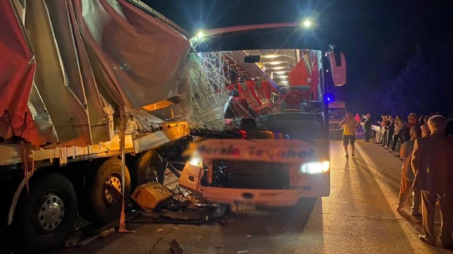 Yolcu otobüsü TIR a çarptı: 3 yaralı