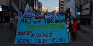 İzmir’de öğrencilerden YÖK protestosu