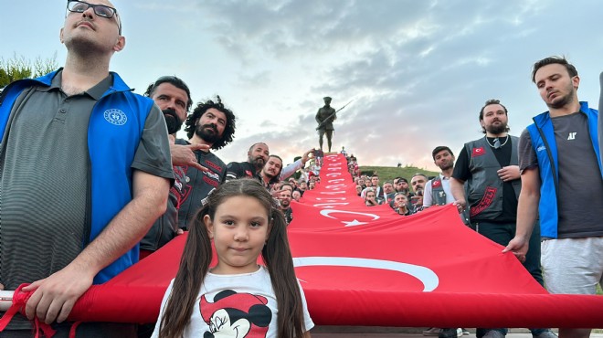 Zaferin yıl dönümünde Dumlupınar Şehitliği nde 50 metrelik Türk bayrağı