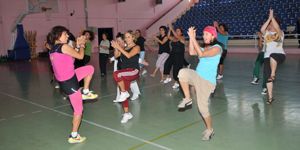 Güzelbahçeli kadınlar Zumba ile zayıflıyor