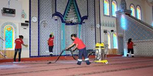 Çiğli nin cami ve cemevlerinde Ramazan temizliği