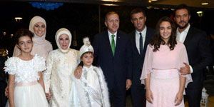 Başbakan Erdoğan  sultan ın elini öptü